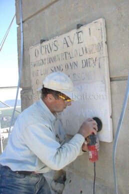 Astragale Croix de Provence (Sainte Victoire) - Polissage des plaques gravées